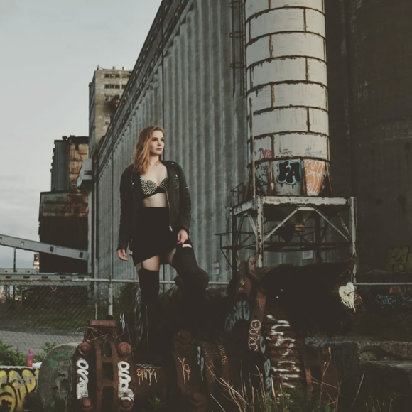 Meet your Posher, Genevieve - Picture 2 of 6